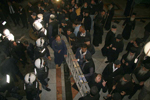 Οι Ελληνορθόδοξοι καταβιβάζοντες την σκάλα διά το σάρωμα του παρεκκλησίου