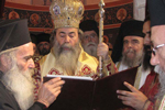 Ο Μακαριώτατος αναγινώσκει την απόφαση της αγιοκατατάξεως