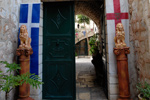 Η είσοδος της Ιεράς Μονής Τιμίου Σταυρού