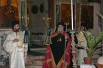Ο Μητροπολίτης Καπιτωλιάδος ευλογεί στην εορτή του Τιμίου Σταυρού.