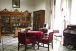 Αίθουσα των καθηγητών, όπου η βιβλιοθήκη της σχολής, με πολλά παλαιά βιβλία	