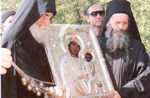 Ο Γέρων Παϊσιος με την ιερά εικόνα της Φοβεράς Προστασίας στη λιτανεία, που γίνεται την Τρίτη της Διακαινησίμου