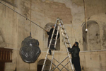 Οι Αρχιμ. Φιλόθεος & π.Ιωαννίκιος καθαρίζοντες την οροφή του παρεκκλησίου