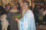 Ο πνευματικός της Ι.Μ. Αγίου Σάββα κρατά την κάρα του Αγίου Θεοδοσίου