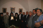 Ο Μακαριώτατος κρατά το επιδοθέν μετάλλιο της πόλεως σε Αυτόν από το Δήμαρχο 