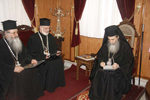 Ο Μακαριώτατος υπογράφει εικόνες, ευλογίες για τον Επίσκοπο Δοροστόλου.