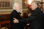  Ο Διαχειριστής της Μ.Κ.Ο. «Ρωμηοσύνη» κ. Πέτρος Κυριακίδης χαιρετίζει τον Καθηγητή κ. Νικόλαο Ολυμπίου 