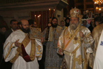 Ο ιεροδ. π. Φιλούμενος κρατά το Ευαγγέλιο στην μικρά Είσοδο