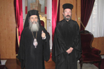Ο Μακαριώτατος εύχεται στον λίαν συγκινημένο ιεροδιάκονο το «άξιος». 