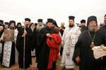 Ο ηγούμενος του Αββά Γερασίμου και η συνοδεία σε αναμονή του Μακαριωτάτου