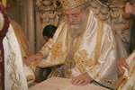 Ο Μητρ. Ησύχιος χειροτονεί τον π. Φιλούμενο εντός του ιερού Κουβουκλίου