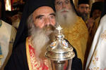Ο ηγούμενος, Αρχιμανδρίτης Ιουστίνος, κρατά το άγιο λείψανο