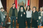 Ο Μακαριώτατος με προσκυνητές στο Θρόνο.