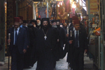 Η κάθοδος των Αγιοταφιτών δια της χριστιανικής οδού κατά τον Εσπερινό.