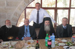 Η Α.Θ.Μ. με τον Δήμαρχο (δεξιά) στην τράπεζα της εορτής
