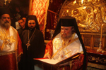 Ο Γέρων Αρχιγραμματεύς αναγιγνώσκει το Πατριαρχικό Μήνυμα στο Σπήλαιο
