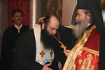 Ο Μακαριώτατος δίδει στον π. Ιωσήφ το οφφίκιο του Οικονόμου.
