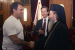 Ο Μακαριώτατος με το γνωστό ποδοσφαιριστή κ. Χουάν Λα-Πόρτα