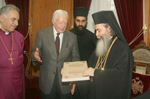 Ο Μακαριώτατος δίδει στον κ. Κάρτερ τόμο για τη 2000τηρίδα του Χριστιανισμού
