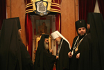 Ο Μακαριώτατος επιδίδει στο Μητροπολίτη Βλαδίμηρο αρχιερατικό εγκόλπιο