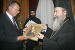 Ο Μακαριώτατος δίδει στον κ. Zubkof εικόνα της Παναγίας Βηθλεεμίτισσας