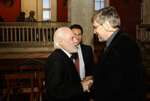 Ο Διαχειριστής της Μ.Κ.Ο. «Ρωμηοσύνη» κ. Πέτρος Κυριακίδης χαιρετίζει τον Καθηγητή κ. Ιωάννη Πολέμη 