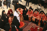 Ο Μακαριώτατος απεκδυόμενος την Πατριαρχική αμφίεση, ζωννύμενος το λέντιο. 