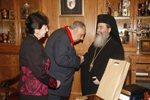 Ο κ. Πρέσβυς και η σύζυγος αυτού λαμβάνοντες την ευλογία του Μακαριωτάτου.