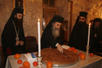 Ο Μακαριώτατος κόπτει την βασιλόπιττα στο γραφείο του Π. Τάφου. 