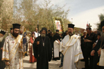Ο ηγούμενος π. Χρυσόστομος προπορευόμενος της ιεράς λιτανείας.