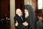 Ο Σεβασμιώτατος Ησύχιος χαιρετίζει το Διαχειριστή της Μ.Κ.Ο. «Ρωμηοσύνη» κ. Πέτρο Κυριακίδη