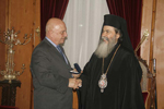 Ο Μακαριώτατος επιδίδει στον κ. Ζέππο αργυρό μετάλλιο.