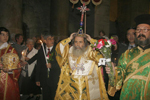 Ο Μακαριώτατος αίρει επί κεφαλής τον Τίμιο Σταυρό κατά τη λιτανεία.