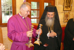 Ο Μακαριώτατος προσφέρει στον κ. Νταουάνι ζεύγος αργυρών κηροπηγίων