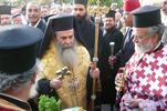 Ο Μακαριώτατος τελεί τον αγιασμό προ των θυρών του ιερού Ναού