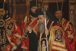 Ο Μακαριώτατος θυμιάζει το Ναό.