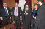 Ο Μακαριώτατος κρατά την προσενεχθείσα σε Αυτόν «μερέχα»