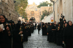 Η ιερά λιτανεία διέρχεται την Πύλη των Λεόντων