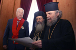 Ο Σεβ.Αρχιεπίσκοπος κ. Αρίσταρχος αναγιγνώσκει το δίπλωμα του παρασήμου