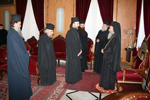 Ο ρασοφόρος δόκιμος Μαρίνος ευχαριστεί τον Μακαριώτατο
