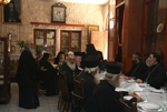 Η παρατεθείσα πλούσια τράπεζα στο Μακαριώτατο από τον ηγούμενο 