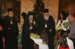 Τα παιδιά ασπάζονται τους λοιπούς Αρχιερείς