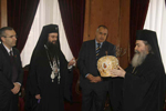 Ο Θεοφιλέστατος Επίσκοπος Νικόλαος προσφέρει στην Α.Θ.Μ. χρυσή μίτρα