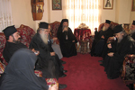 O Μακαριώτατος προπίνει στο ηγουμενείο με τους εορταστές