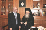 Ο κ. Τζιωνής δίδει στον Μακαριώτατο επιταγή για τα έργα του Πατριαρχείου