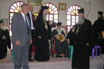 Ο οικονόμος π. Σάλεχ προσφέρει στον γηραιό πατέρα του τιμητική πλακέτα