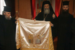 Ο Μακαριώτατος & ο Παρασκευοφύλαξ βαστάζουν την ενδυτή του Παναγίου Τάφου.