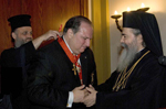 Ο Μακαριώτατος απονέμει στον κ. Λυμπεράκη το παράσημο του Παναγίου Τάφου