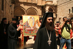 Δέηση στην αυλή του Ναού της Αναστάσεως προ του Εσπερινού της Αγάπης