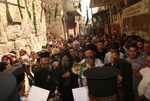 Η ιερή λιτανεία φθάνει έξω από την ιερή Μονή Παναγίας Σεϊδανάγιας